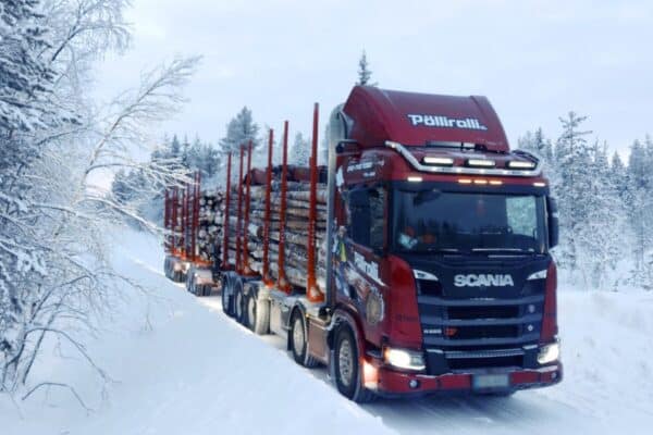 Pölliralli Oy:n HCT-ajoneuvo kuljettaa puutavaraä talvisissa olosuhteissa.