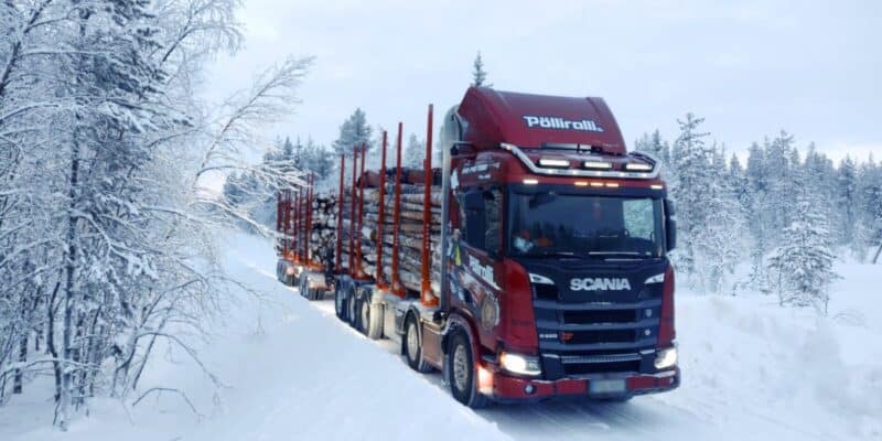 Pölliralli Oy:n HCT-ajoneuvo kuljettaa puutavaraä talvisissa olosuhteissa.