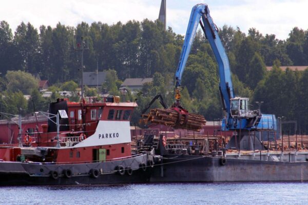 Puutavaraa lastataan uittoon.