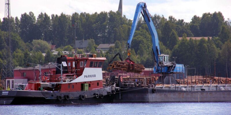 Puutavaraa lastataan uittoon.