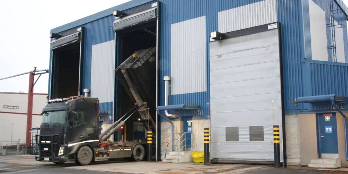 Metsäenergiapolttoaineen vastaanotto Mikkelissä. Kuvassa puretaan vaihtolavaa.