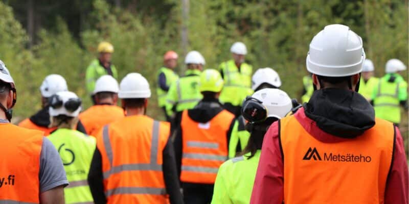 Heijastinliivipukuiset henkilöt metsätyömaalla