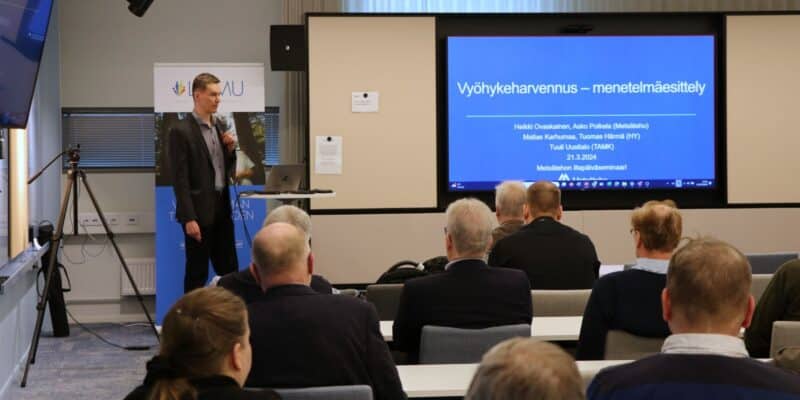 Henkilö esiintyy seminaarissa