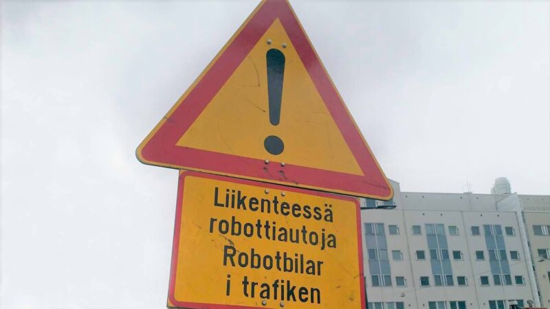 Varoituskyltti robottiautoista,