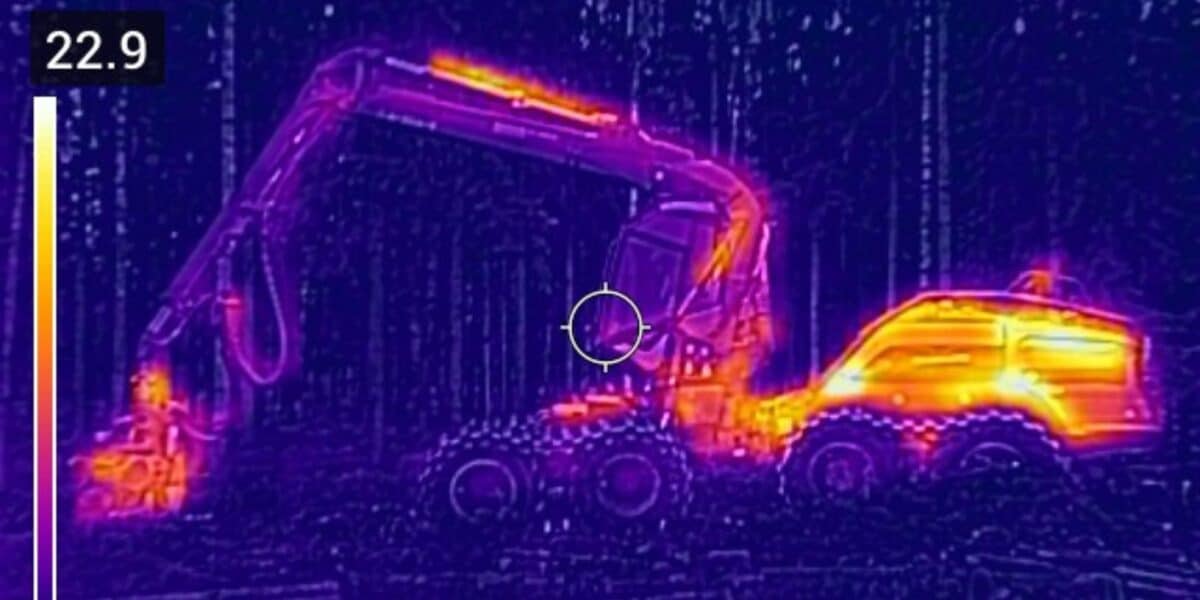 Metsäkone lämpökameralla kuvattuna