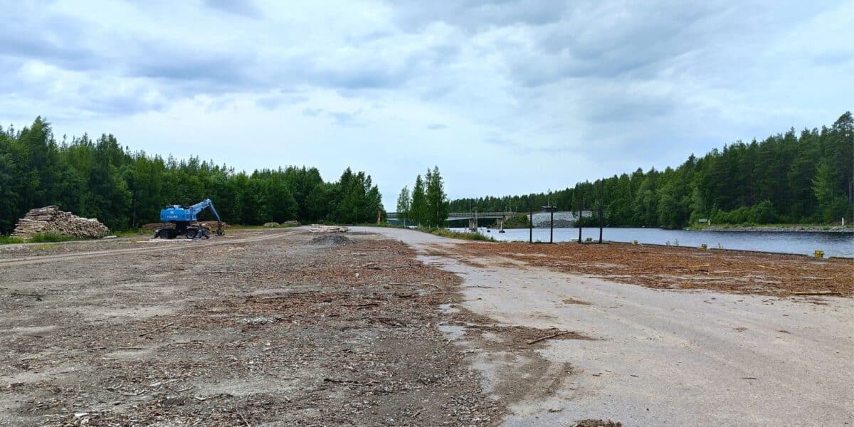 puutavaran lastauspaikka kesällä