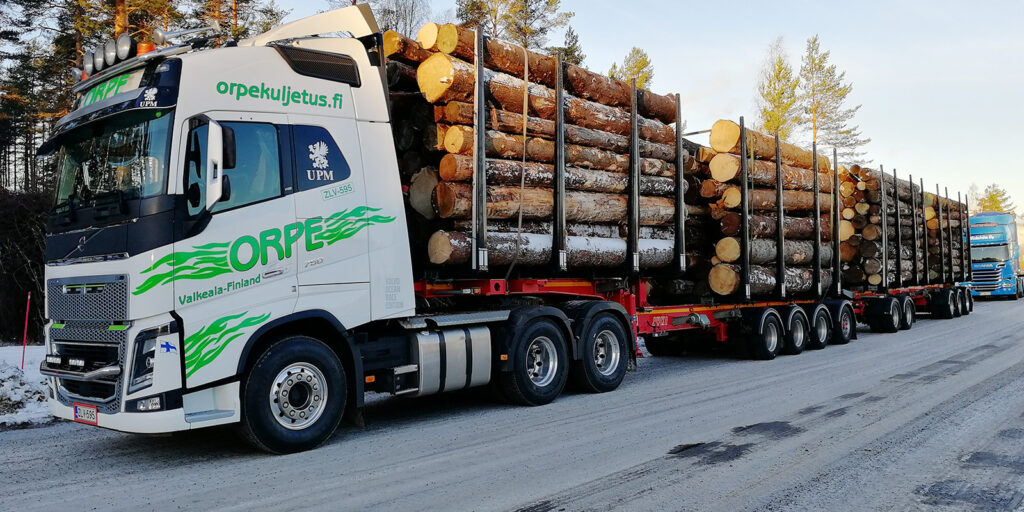 Puutavarakuorma HCT-kuljetuksessa