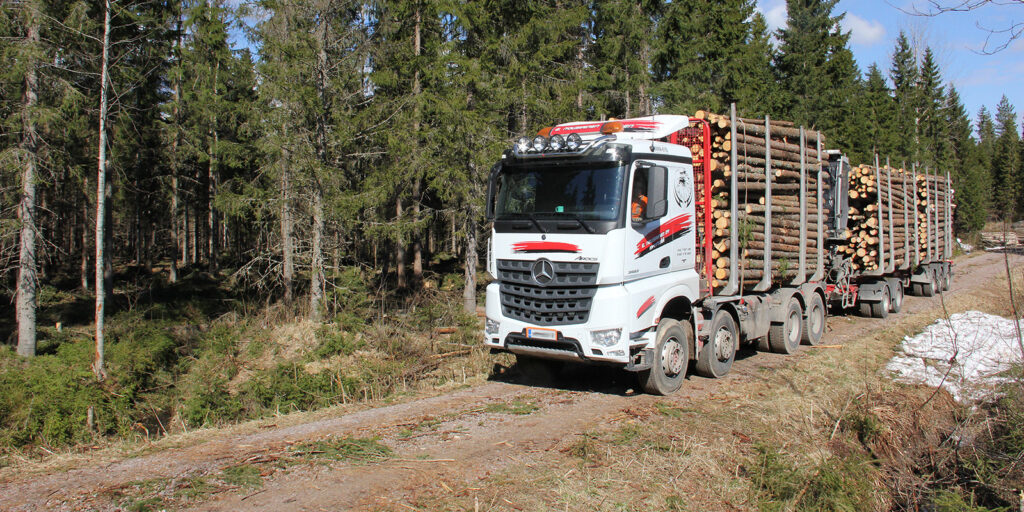 Puutavara-auto yksityistiellä