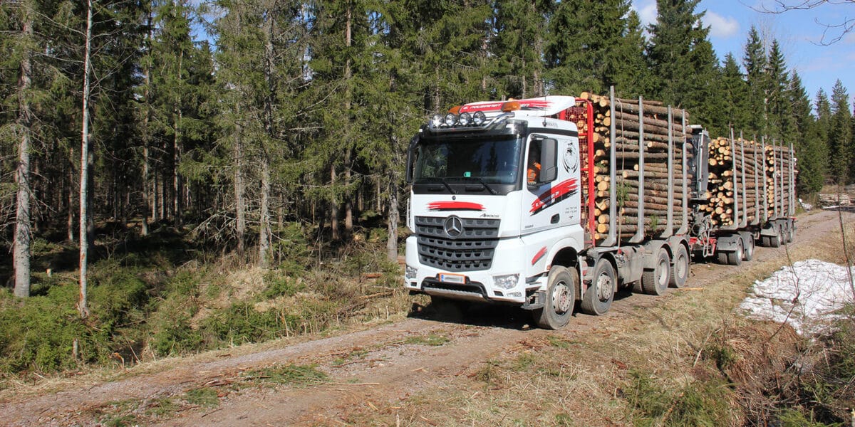 Puutavara-auto yksityistiellä