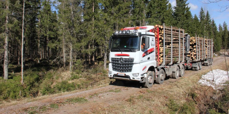 Puutavara-auto yksityistiellä