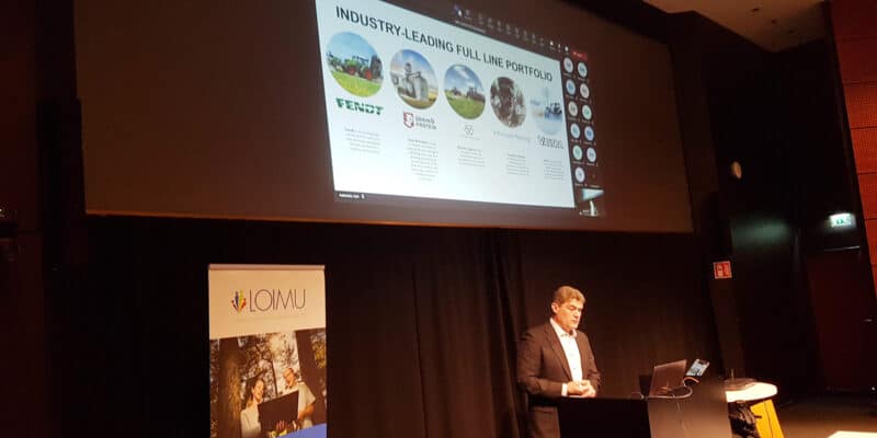 Henkilö puhumassa lavalla