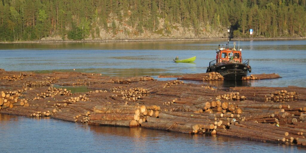 Uiton apualus ohjaa tukkilauttaa